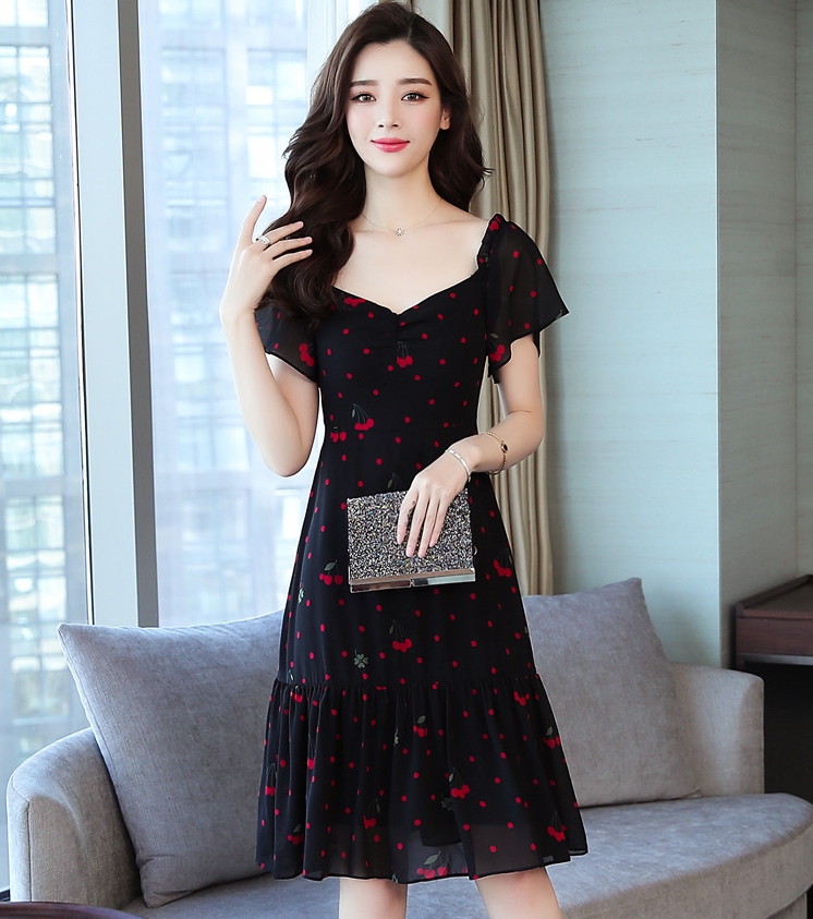 ชุดเดรสสั้นสีดำพิมพ์ลายเชอรี่ คอวีปาด แขนสั้น กระโปรงสั้นชายแต่งระบาย