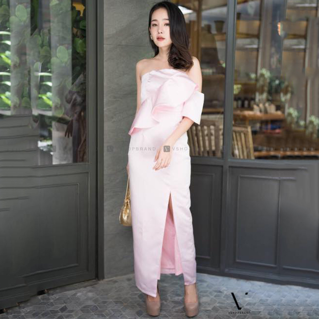 ชุดออกงานราตรียาว/ชุดไปงานแต่งงานสีชมพู เปิดไหล่ข้างเดียว อกแต่งระบาย กระโปรงยาวเข้ารูป