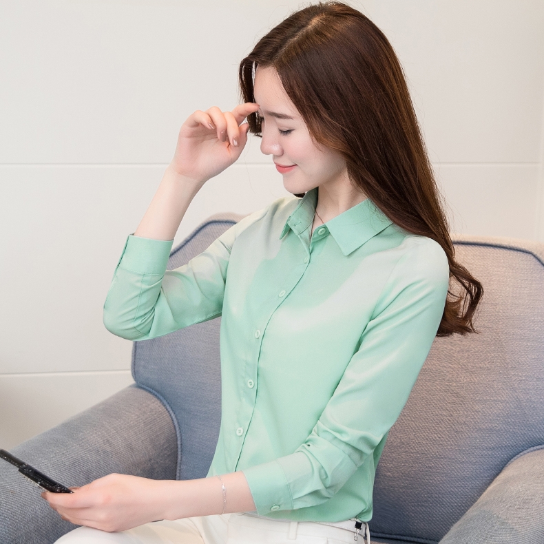 เสื้อเชิ้ตผู้หญิงสีเขียว แขนยาว แต่งกระดุมหน้า