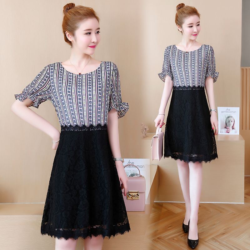 ชุดเดรสสั้นสีดำ เสื้อพิมพ์ลาย แขนสามส่วน กระโปรงลูกไม้