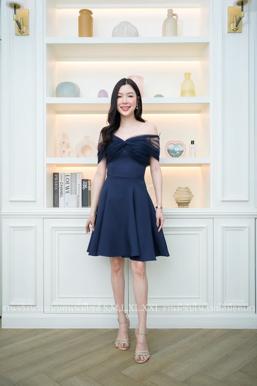 ชุดเดรสสั้นออกงานสีน้ำเงินกรมท่า ปาดไหล่แต่งผ้าซีทรู กระโปรงทรงบาน แบบสวย เรียบหรู ดูแพง ใส่ไปงานแต่งกลางวัน/กลางคืน ชุดราตรี ชุดไปงานแต่ง ชุดออกงาน