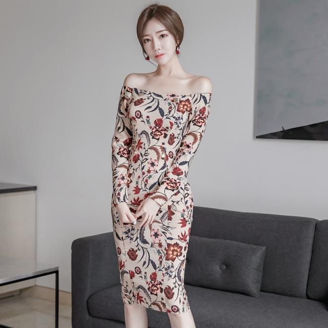 ชุดเดรสสั้นลายดอกไม้ เปิดไหล่ แขนรูป แขนยาว ลุคเก๋ๆ โชว์ความเซ็กซี่แบบกรุบกริบ