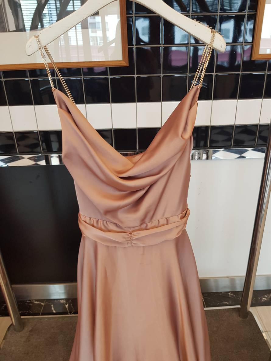 ชุดออกงานราตรียาวสีน้ำตาลทอง ชุดไปงานแต่งงานสีน้ำตาลทอง สายเดี่ยว อกจีบย้วยสวยเก๋ กระโปรงยาวทรงบาน สวยหรู สุดอลัง