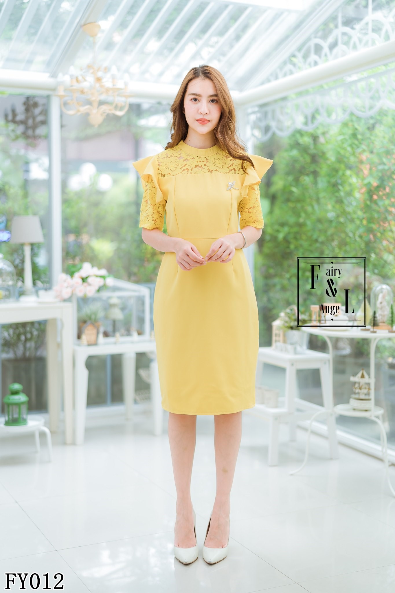 ชุดเดรสสั้นสีเหลือง ทรงเข้ารูป แขนสั้น แต่งระบายหัวไหล่ แนวเรียบๆ ใส่ทำงานได้