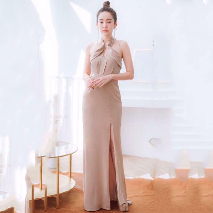 ชุดราตรี ชุดออกงาน ชุดไปงานแต่งงานสีครีมเบจ คล้องคอ แต่งพินมุกอะไหล่ทองที่อก กระโปรงยาวผ่าหน้า