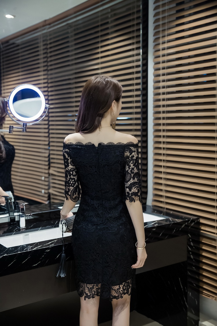 ชุดเดรสสั้นสีดำ ผ้าลูกไม้ เปิดไหล่ ทรงเข้ารูป