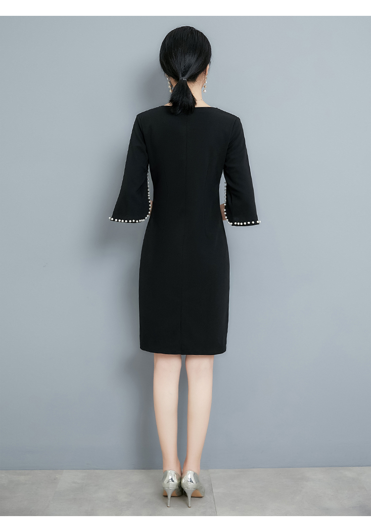 ชุดเดรสสั้นสีดำ แขนระบายแต่งมุก แนวเรียบหรู สวยสง่า ใส่ดูดีมากๆ