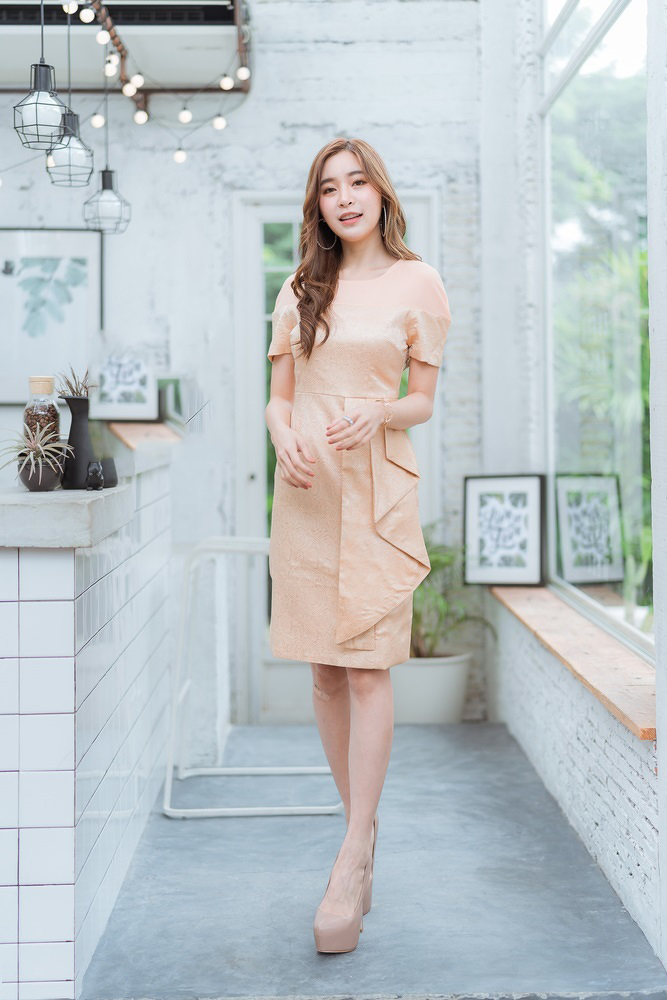 ชุดเดรสสั้นสีทอง ทรงเอเข้ารูป แขนสั้น เอวแต่งจีบระบาย