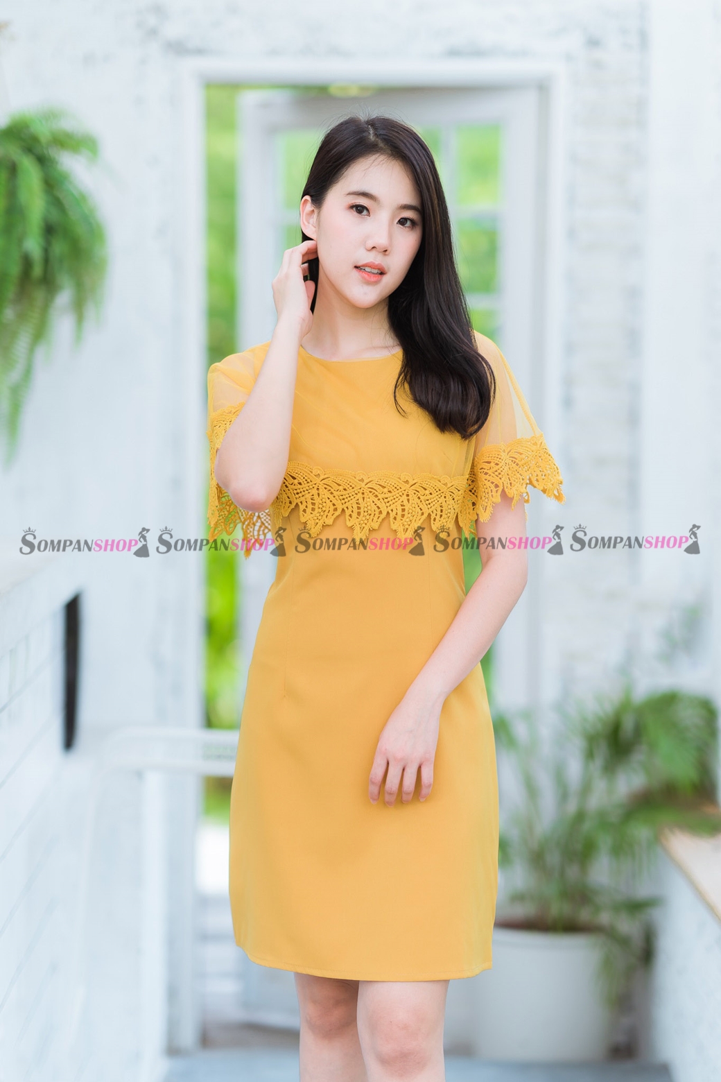 ชุดเดรสสีเหลือง เข้ารูป แต่งระบายลูกไม้ แนวเรียบๆ สวยหวาน เหมาะสำหรับใส่เป็นชุดทำงาน