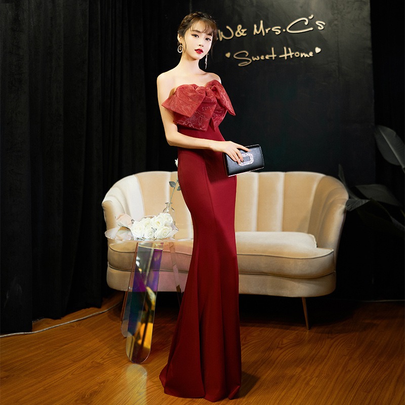 ชุดราตรียาวสีแดง เกาะอกแต่งโบว์ แนวเรียบหรู สวยดูแพง ใส่ออกงานราตรี งานแต่งงานกลางคืน