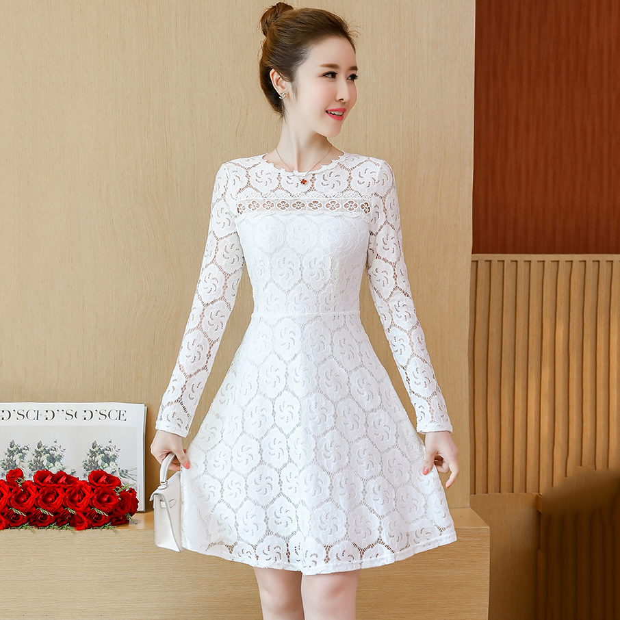 ชุดเดรสสั้นสีขาว ผ้าลูกไม้ แขนยาว ทรงข้ารูป กระโปรงบาน ซิปหลัง