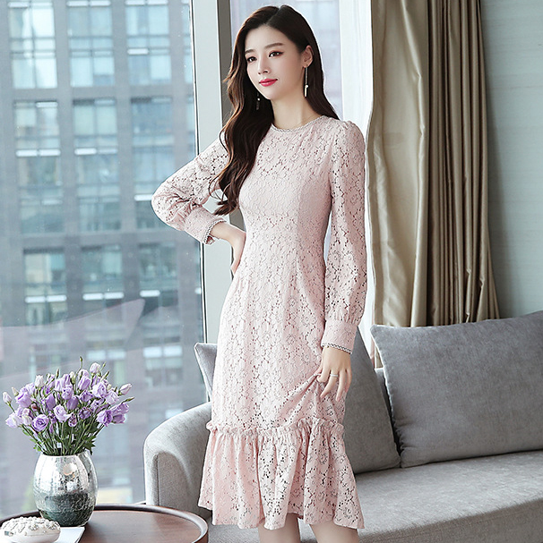 ชุดเดรสสั้นสีชมพู ผ้าลูกไม้ เข้ารูป แขนยาว เรียบร้อย สวยๆ ดูดี ใส่ทำงาน ใส่ไปงานกลางวัน