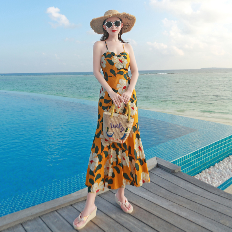 ชุดเดรสยาวลายดอกไม้สีเหลือง สายเดี่ยว แฟชั่นชุดไปเที่ยวทะเลสวยๆ ใส่เดินเล่นริมทะเล ใส่ถ่ายรูป