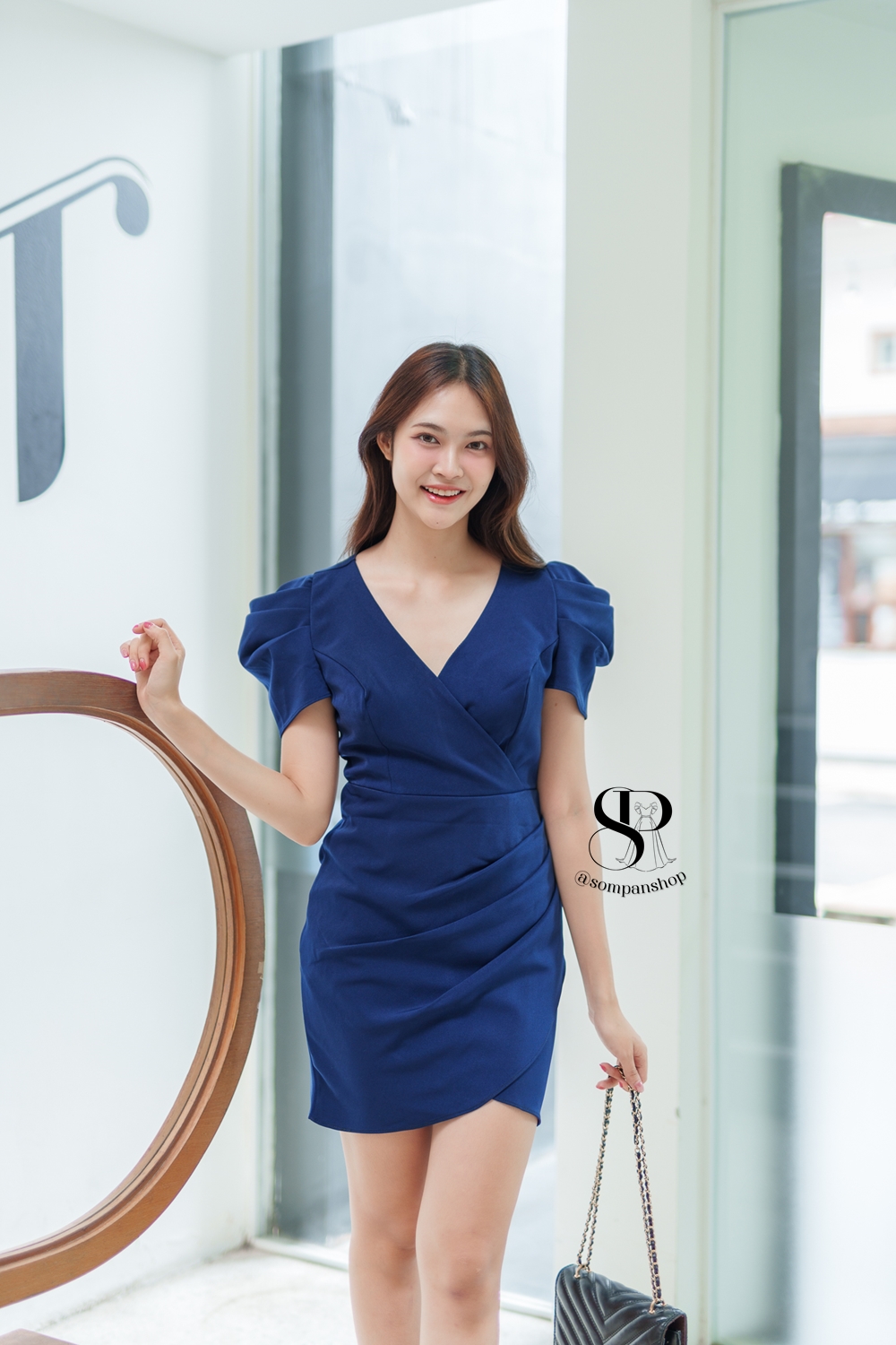 ชุดออกงานสีน้ำเงินกรมท่า ทรงเอเข้ารูป คอวี แขนสั้น ลุคเรียบหรู ดูแพง ใส่ไปงานแต่งกลางวัน/กลางคืน ชุดราตรี ชุดไปงานแต่ง ชุดออกงาน