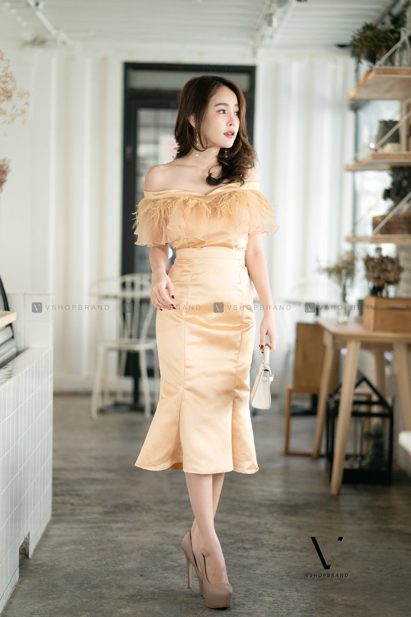 ชุดออกงาน/ชุดไปงานแต่งงานสีทอง เสื้อเปิดไหล่แต่งขนนก + กระโปรงสั้นทรงหางปลา