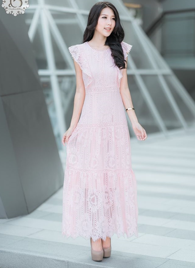 ชุดเดรสยาวสีชมพู ผ้าลูกไม้ แขนกุดไหล่แต่งรบาย สวยๆ น่ารัก ลุคคุณหนูมากๆ
