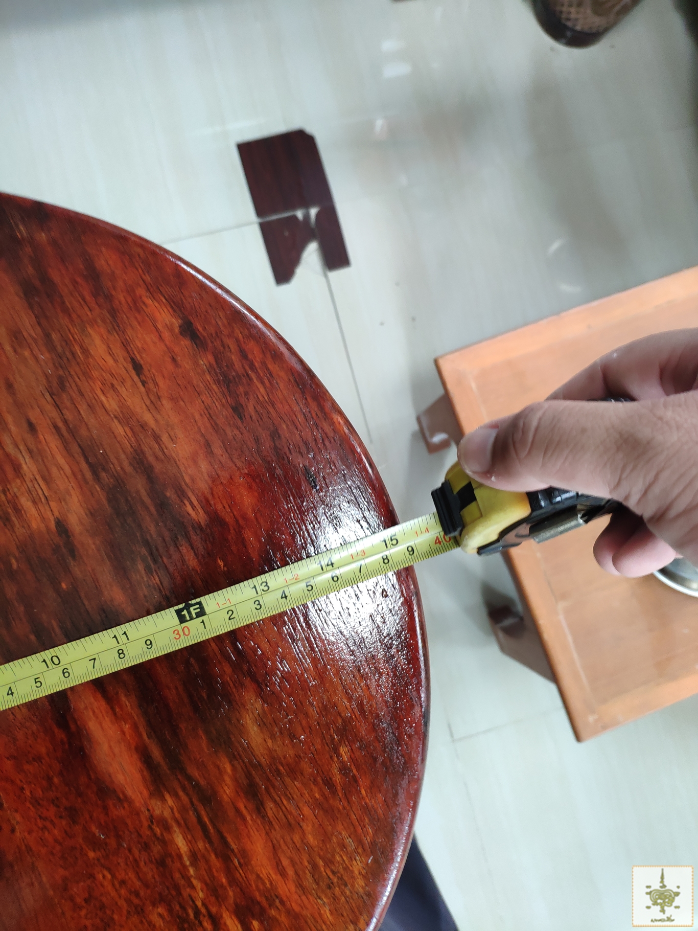 โต๊ะกลมไม้