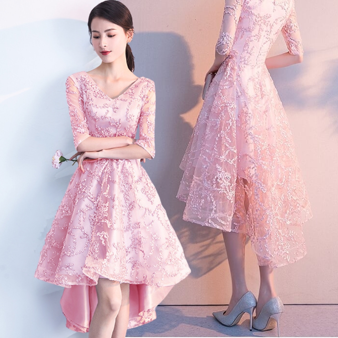 ชุดออกงานสีชมพูโอรส คอวีปักลายนูน กระโปรงทรงบานหน้าสั้นหลังยาว แนวเรียบหรู สวย ดูดี ใส่เป็นชุดราตรี ชุดออกงาน ชุดไปงานแต่งงาน กลางวัน กลางคืน