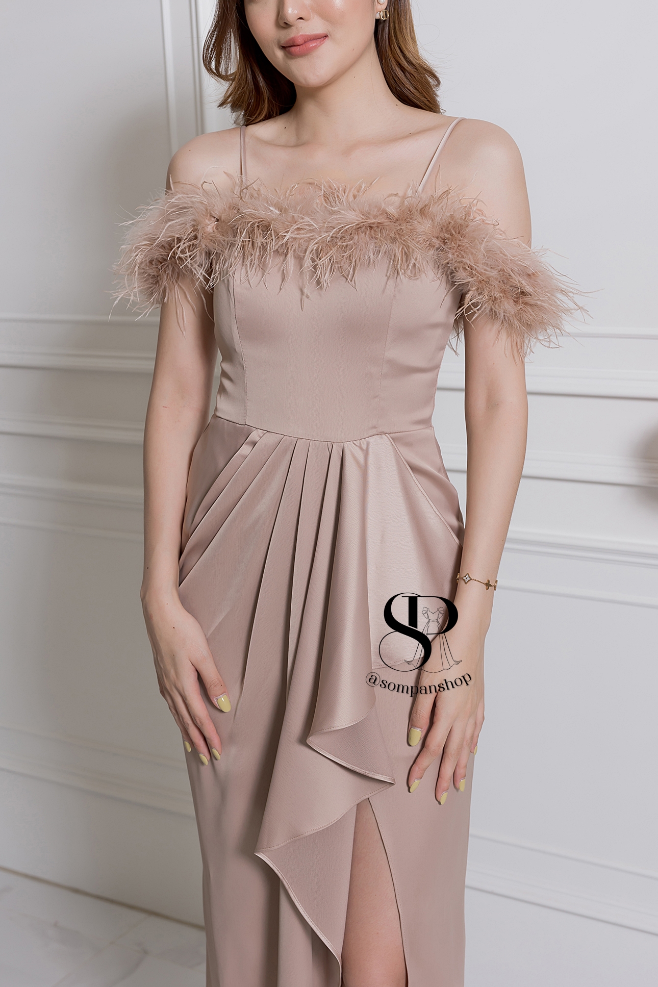 ชุดราตรียาวสีทอง ทรงปาดไหล่ แต่งขนนก เหมาะสำหรับใส่เป็นชุดราตรี ชุดไปงานแต่งงาน ชุดเพื่อนเจ้าสาว ชุดไปงานเลี้ยงต่างๆ