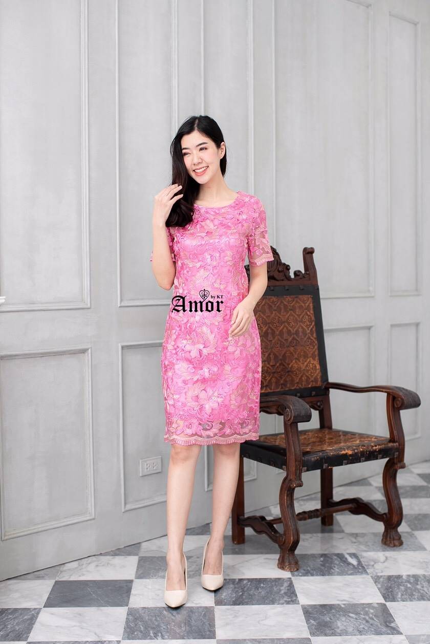 ชุดเดรสสั้นสีชมพู ผ้าลูกไม้ ปักดิ้นสวยหรู ทรงเข้ารูป แขนสั้น