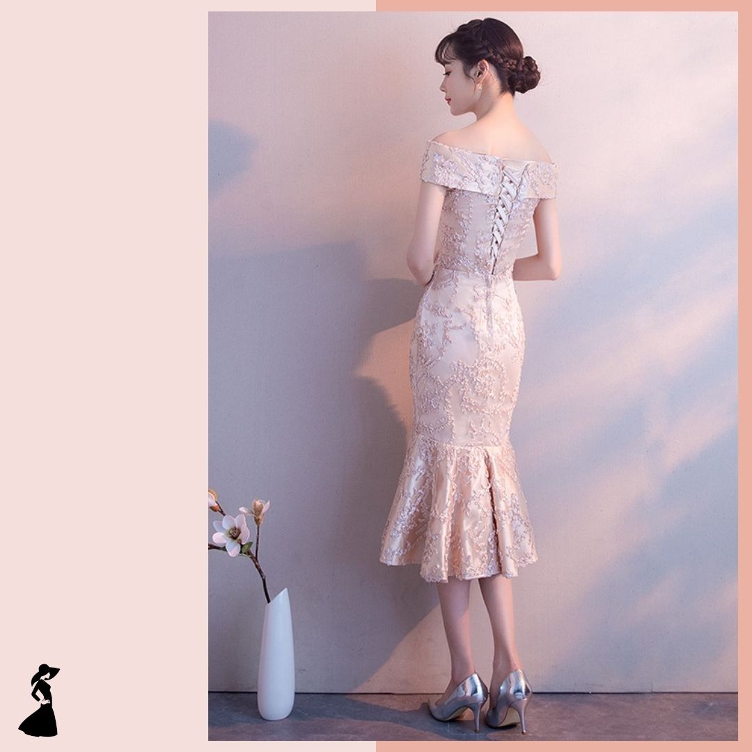 ชุดราตรี ชุดออกงาน ชุดไปงานแต่งงานสีครีมเบจ เดรสสั้นเปิดไหล่กระโปรงเข้ารูปทรงหางปลา แนวเรียบหรู สวยหรูดูแพง