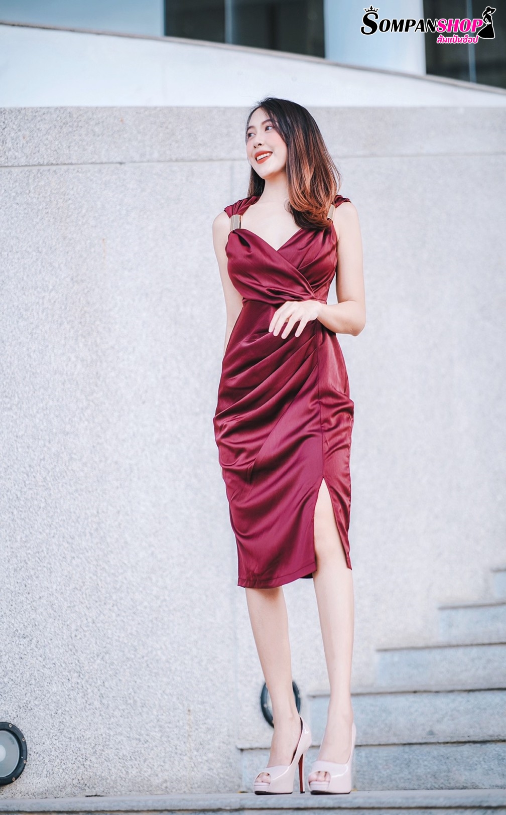 ชุดไปงานแต่งงานสีแดงเบอร์กันดี้ ไหล่แต่งเหล็ก ทรงเข้ารูป เรียบหรู สวย ดูดี ใส่เป็นชุดราตรี ชุดออกงาน ชุดไปงานแต่งงาน กลางวัน กลางคืน