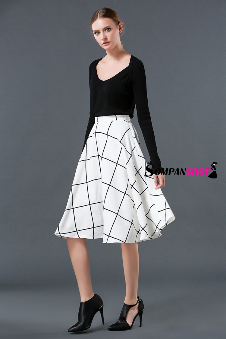 กระโปรงสั้นสีขาวพิพม์ลายตาราง ทรงบาน