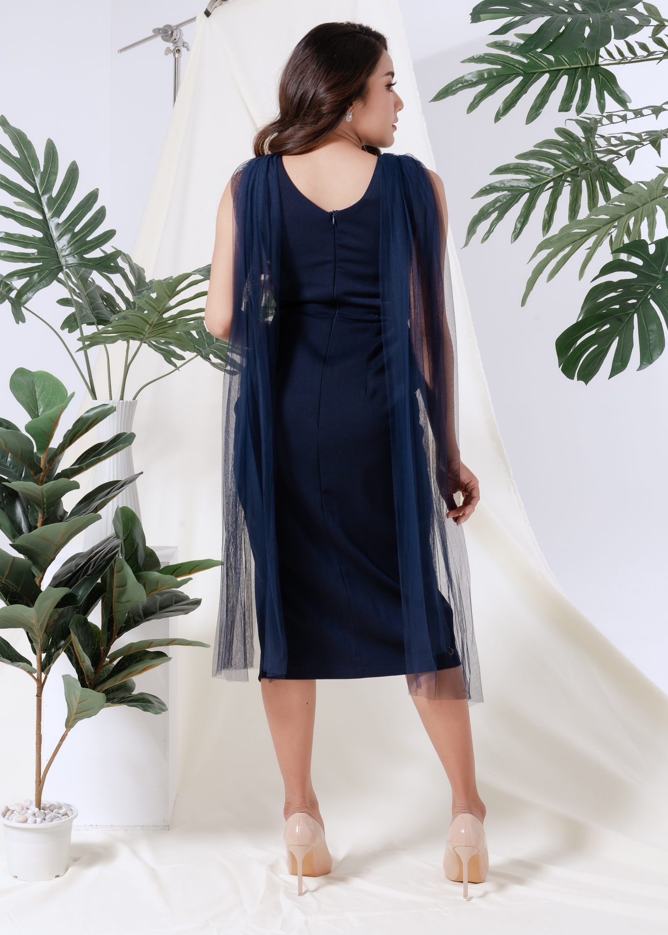 ชุดเดรสออกงานสีน้ำเงินกรมท่า ไหล่แต่งผ้าซีทรู เรียบหรู