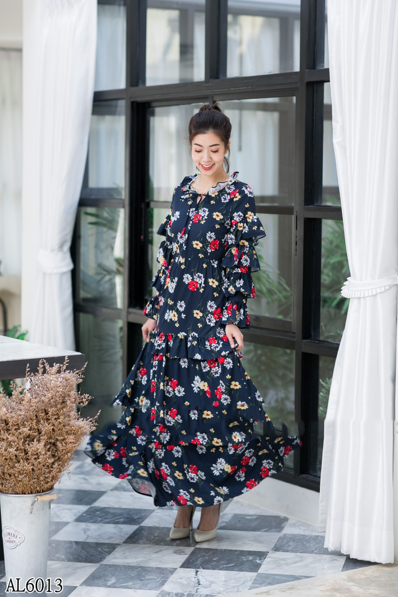 ชุดเดรสยาวลายดอกไม้ ทรงสุดฮิต แต่งกระโปรงกับแขนระบายเป็นชั้นๆ เพ้นลายผ้าสวยเว่อ
