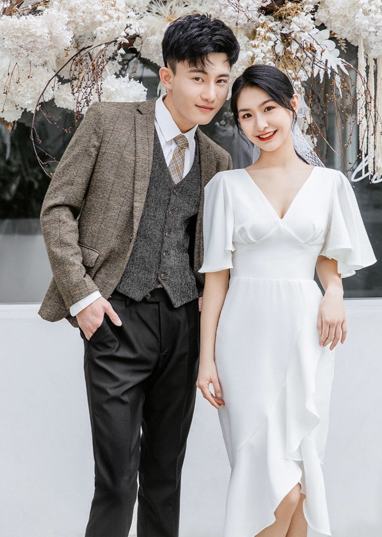 ชุดเดรสยาวสีขาว คอวี แขนระบาย เรียบหรู สวยดูดีมากๆ แฟชั่นชุดเที่ยวทะเลสวยๆ