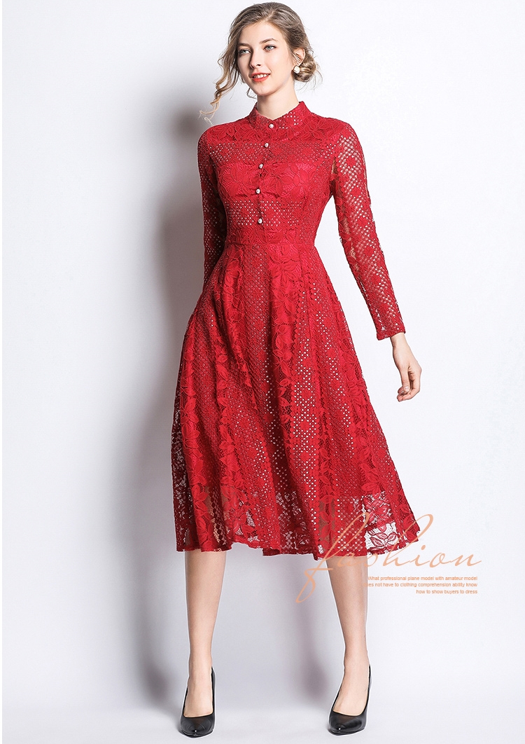 ชุดเดรสสั้นสีแดง ผ้าลูกไม้ แขนยาว กระโปรงทรงบาน