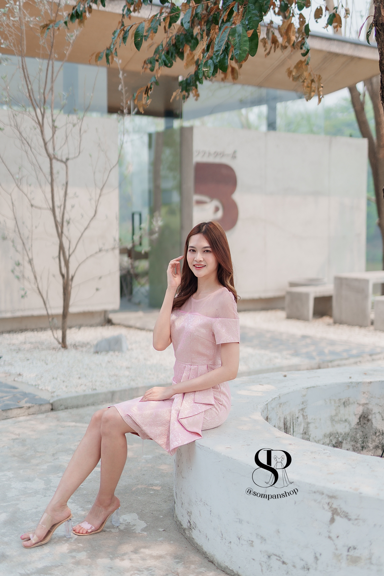 ชุดเดรสออกงานสีชมพู ทรงเข้ารูป ผ้าอัดลาย ช่วงไหล่ซีทรู เอวแต่งจีบ ทรงเข้ารูป เรียบหรู สวย ดูดี ใส่เป็นชุดราตรี ชุดออกงาน ชุดไปงานแต่งงาน กลางวัน กลางคืน