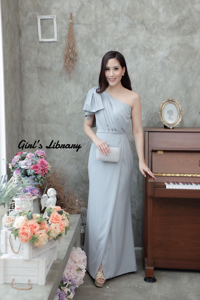 ชุดออกงานราตรียาวสีเทา ไหล่เฉียงข้างแต่งโบว์ กระโปรงทรงหางปลา