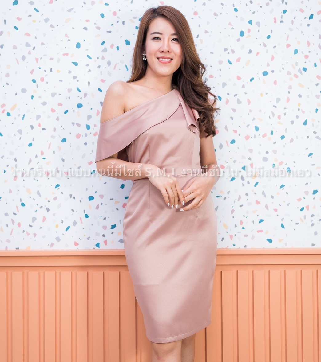 ชุดราตรี ชุดออกงาน ชุดไปงานแต่งงานสีชมพู ไหล่เฉียง แนวเรียบๆ สวยหรูดูแพง