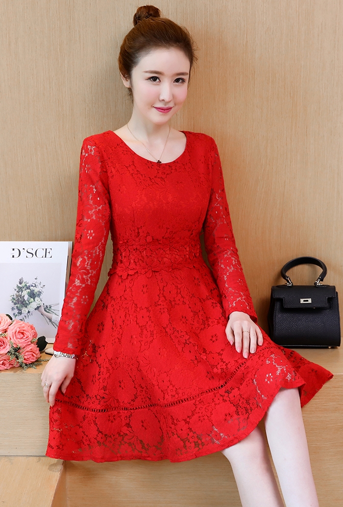 ชุดเดรสลูกไม้สีแดง