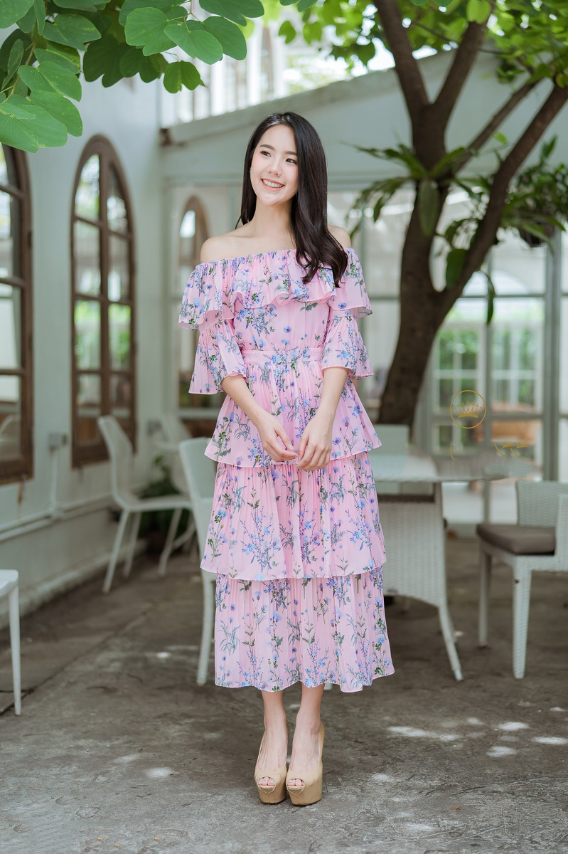 ชุดเดรสยาวสีชมพูลายดอกไม้ เปิดไหล่ ผ้าชีฟองอัดพลีท แนวสวยหวาน น่ารัก ฟรุ่งฟริ้ง