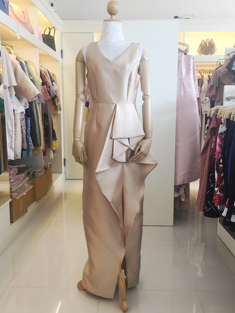 ชุดออกงานราตรียาวสีทอง เอวจับจีบระบาย แขนกุด ทรงเข้ารูป