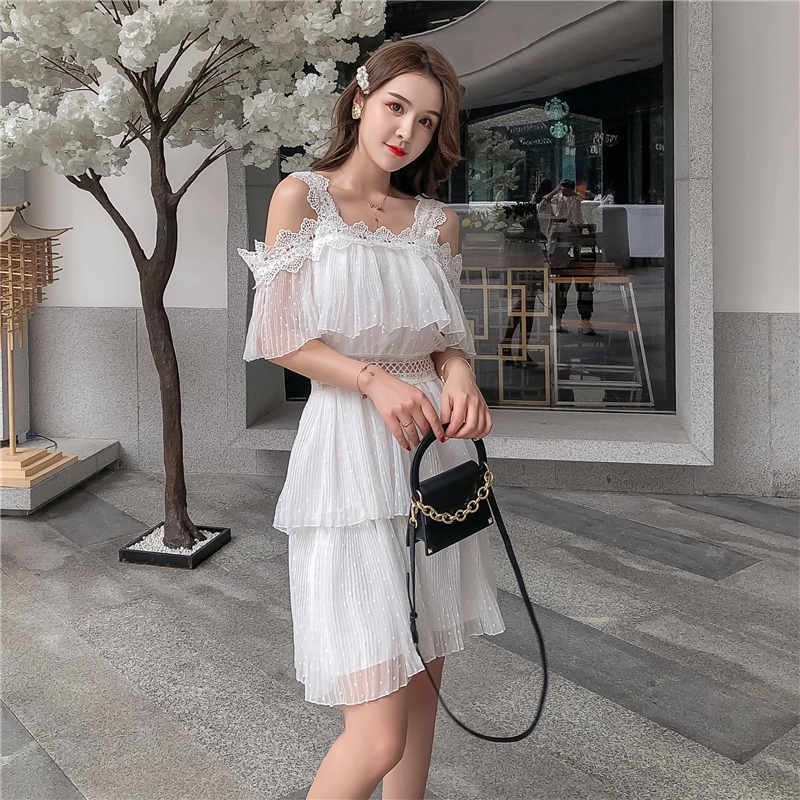 ชุดเดรสสั้นสีขาว สายเดี่ยวแต่งลูกไม้ แต่งระบาย กระโปรงสั้นทรงขนมชั้นแต่งระบายสองชั่น