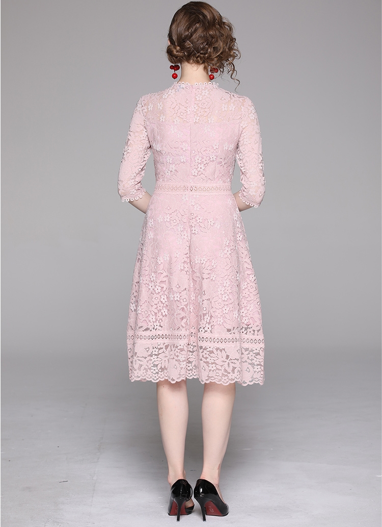 ชุดเดรสลูกไม้สีชมพู แขนสามส่วน กระโปรงคลุมเข่า เรียบร้อยสวยหวาน ใส่ทำงาน ใส้ไปงานแต่ง