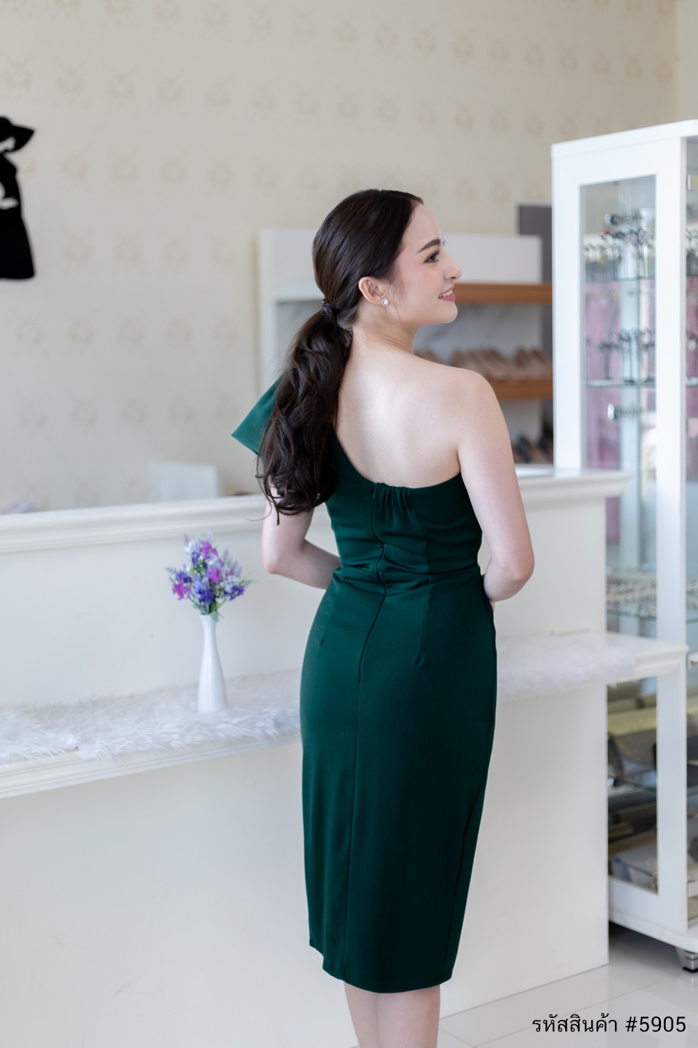 ชุดราตรี ชุดออกงาน ชุดไปงานแต่งสีเขียว เดรสสั้นทรงเอเข้ารูปไหล่เฉียงข้างแต่งโบว์ แนวเรียบหรู สวยดูดี