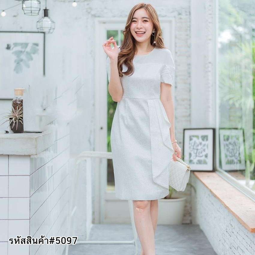 ชุดเดรสสั้นสีขาว ทรงเอเข้ารูป แขนสั้น เอวแต่งจีบระบาย