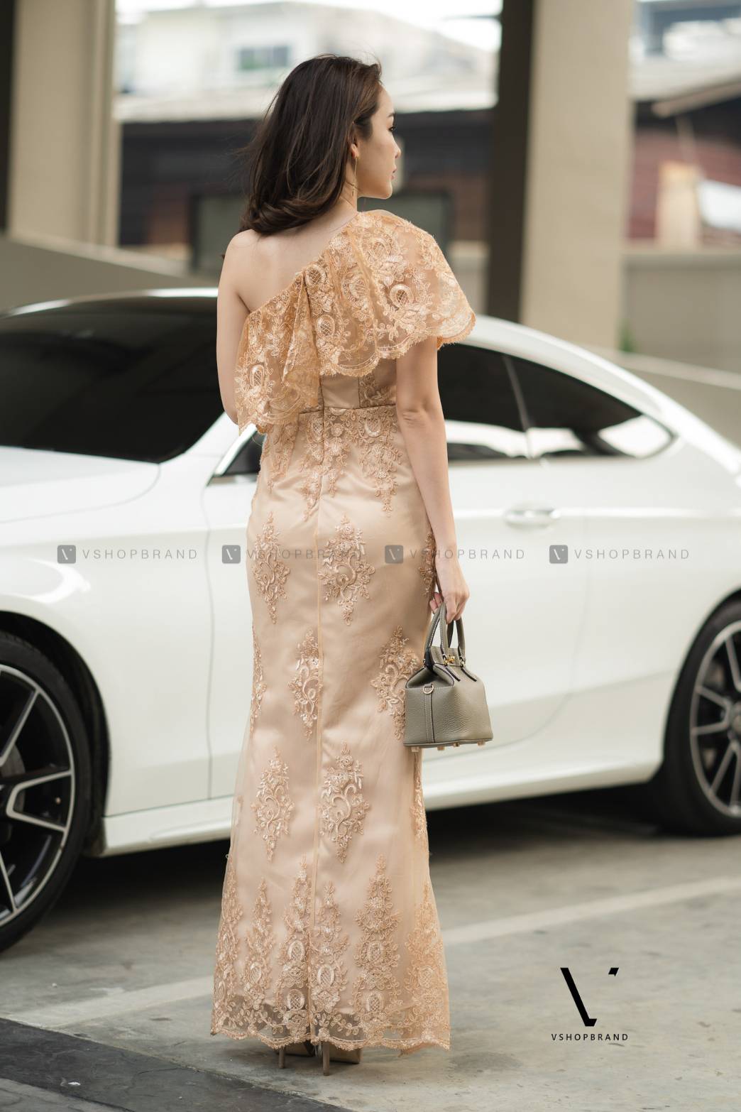 ชุดออกยาวลูกไม้สีทอง ไหลเฉียงข้าง กระโปรงยาว ผ้าลูกไม้ปักดื้น S M L XL