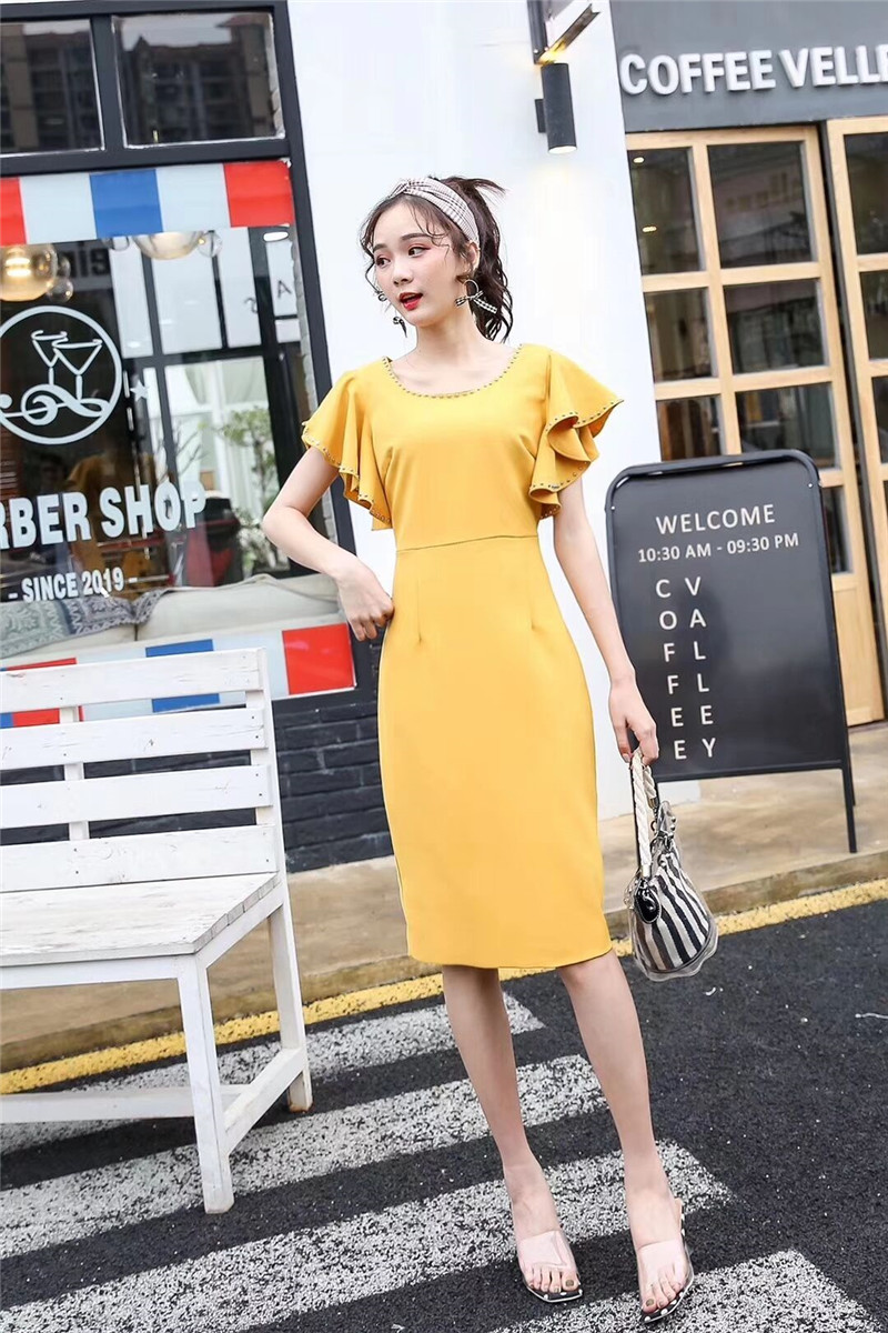 ชุดเดรสสั้นทำงานสีเหลือง แขนระบาย คอ/แขนแต่งหมุด ทรงเข้ารูป