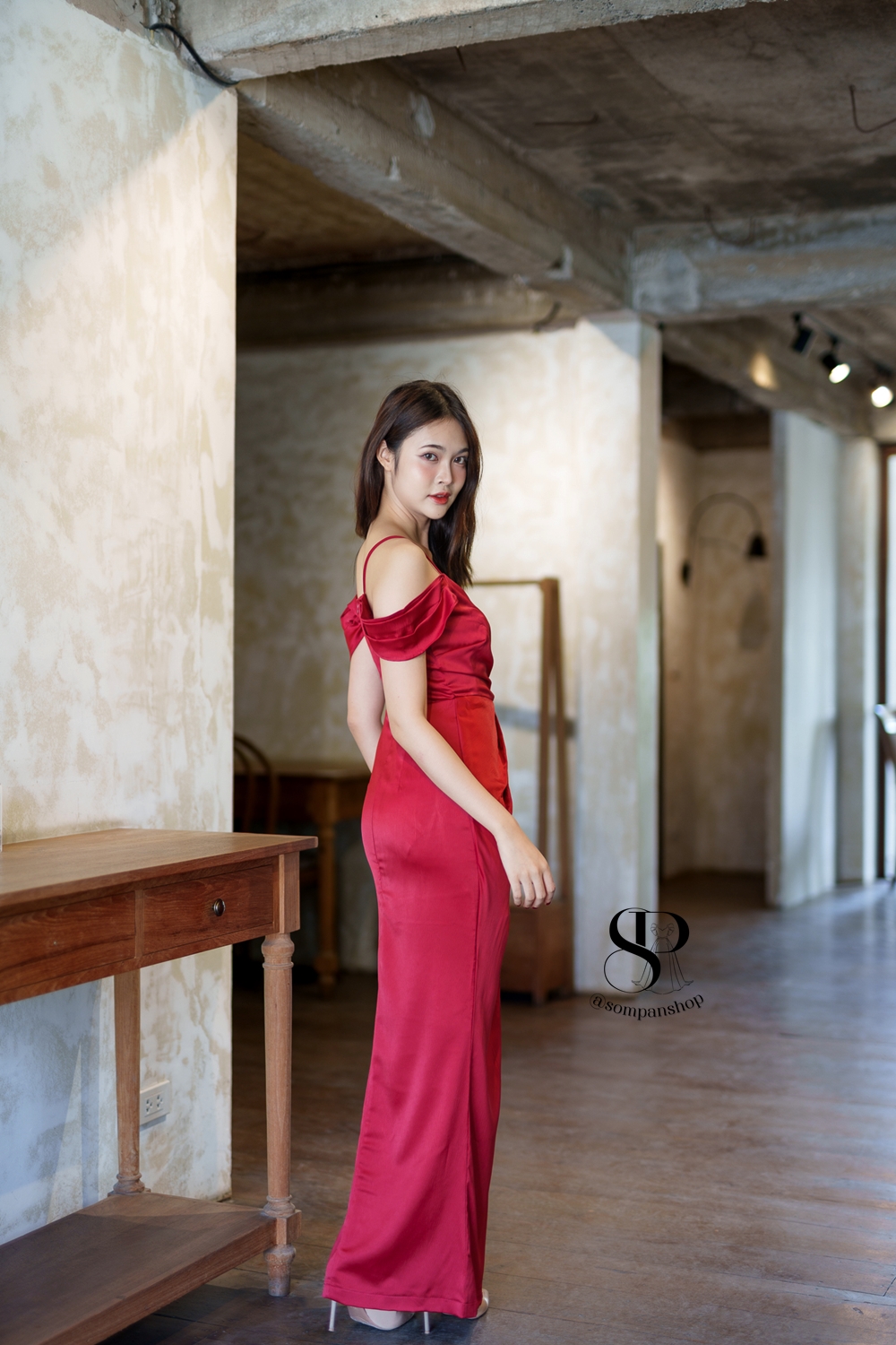 ชุดออกงานสีแดง เดรสยาวสายเดี่ยวคล้องไหล่ กระโปรงยาวผ่าหน้า แนวเรียบหรูดูแพง ชุดราตรี ชุดไปงานแต่งงาน ชุดออกงาน
