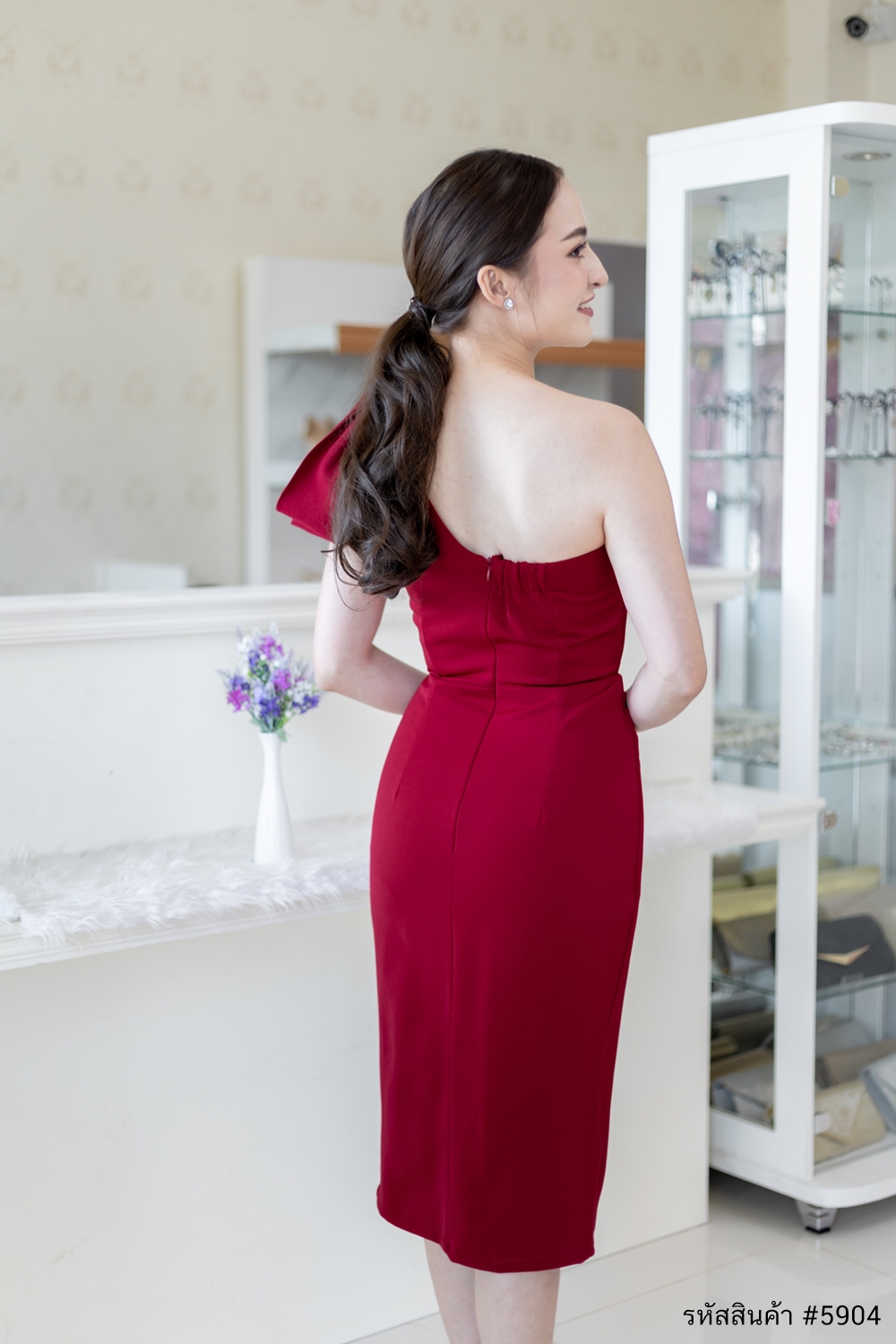 ชุดราตรี ชุดออกงาน ชุดไปงานแต่งสีแดง เดรสสั้นทรงเอเข้ารูปไหล่เฉียงข้างแต่งโบว์ แนวเรียบหรู สวยดูดี