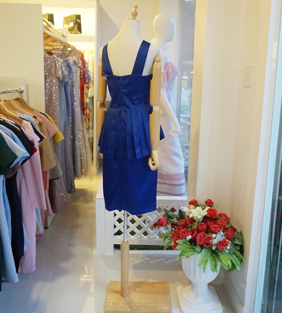 ชุดเดรสสั้นสีน้ำเงิน เข้ารูป แขนกุดเว้าไหล่ เอวระบาย