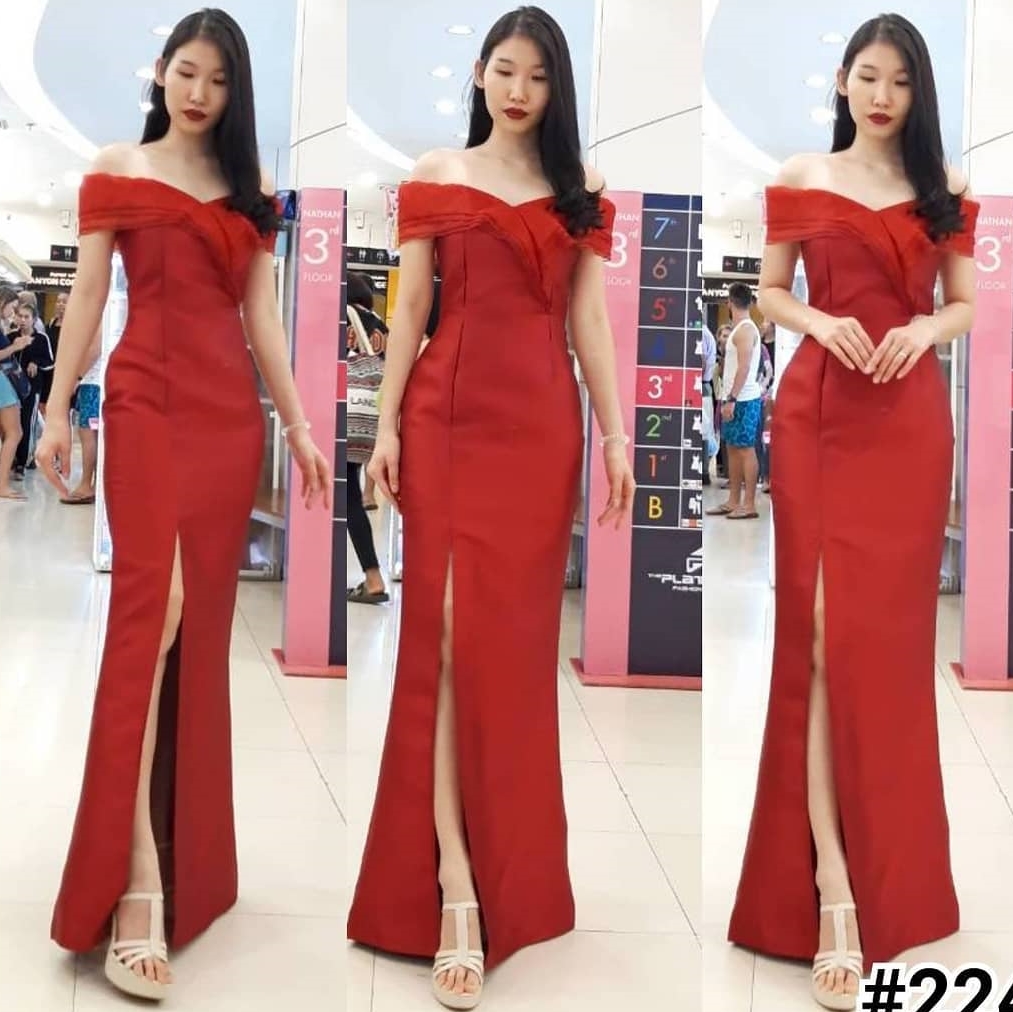 ชุดราตรียาวออกงานสีแดง ทรงเปิดไหล่ระบายแต่งผ้าไหมแก้ว กระโปรงยาวผ่าหน้า
