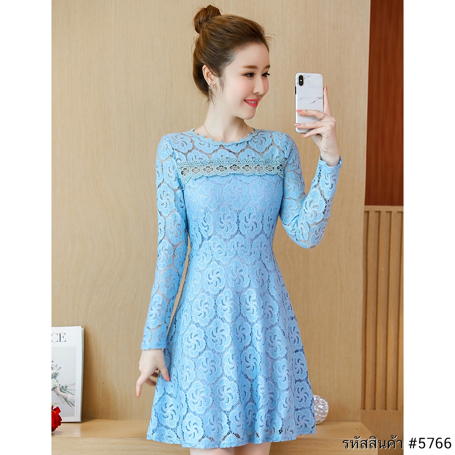 ชุดเดรสสั้นสีฟ้า แขนยาว กระโปรงทรงบาน ผ้าลูกไม้