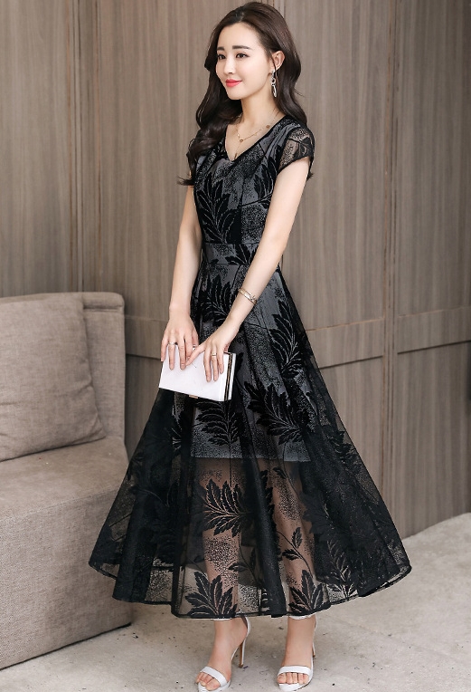 ชุดเดรสลูกไม้สีดำ แขนสั้น กระโปรงยาวคลุมเข่าทรงบาน