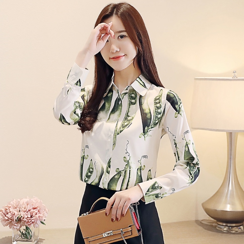 เสื้อเชิ้ตผู้หญิงสีขาวลายถั่วลันเต๋าสีเขียว แขนยาว ผ้าชีฟอง คอปก กระดุมหน้า